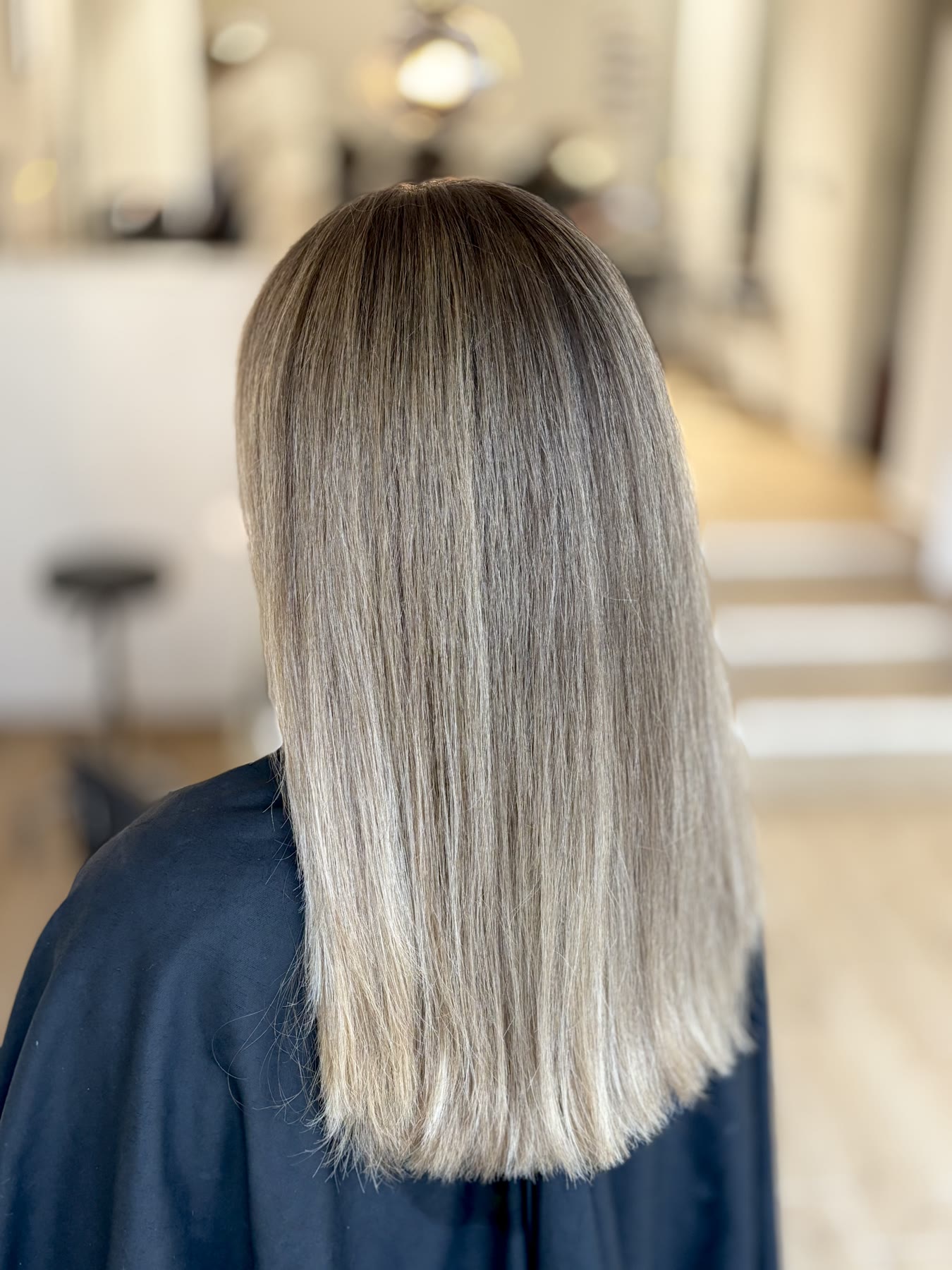 Glattes kühles Blond von Hair by Serfi